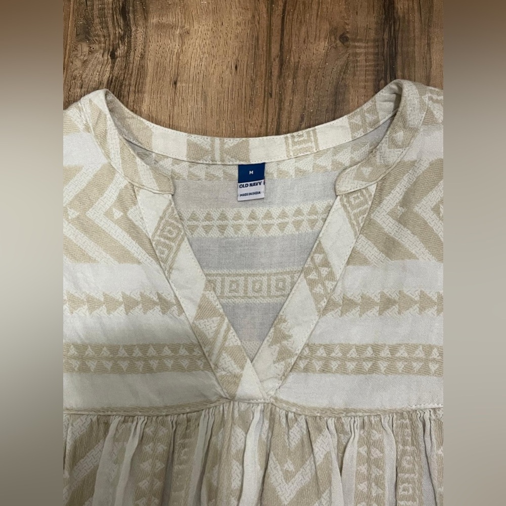Old Navy Beige Patterned Short-Sleeve V-Neck Blouse - Picture 3 of 4
